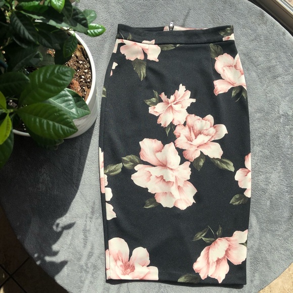 Dresses & Skirts - 🌻5 for $25 Floral Pencil Skirt